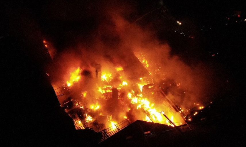 Tuzla'da Korkutan Fabrika Yangını: 3 Buçuk Saat Sonra Kontrol Altına Alındı!