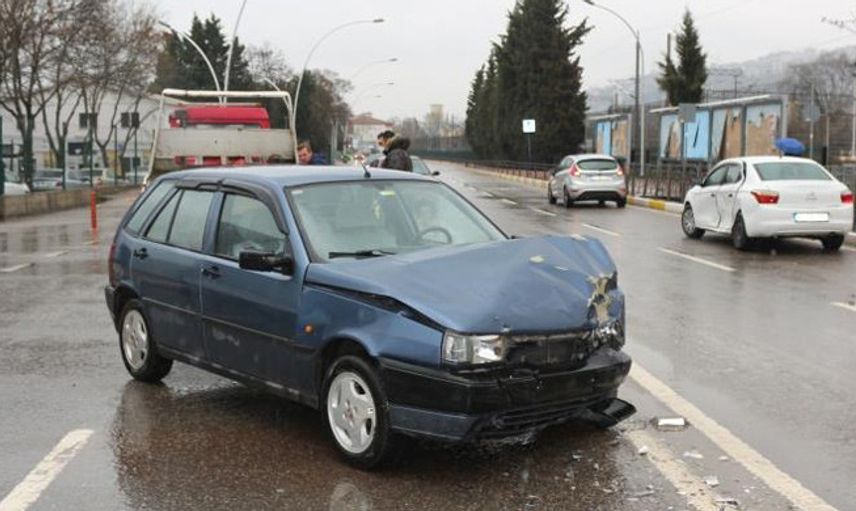 U Dönüşü Yaparken Kazaya Sebep Oldu: 3 Yaralı
