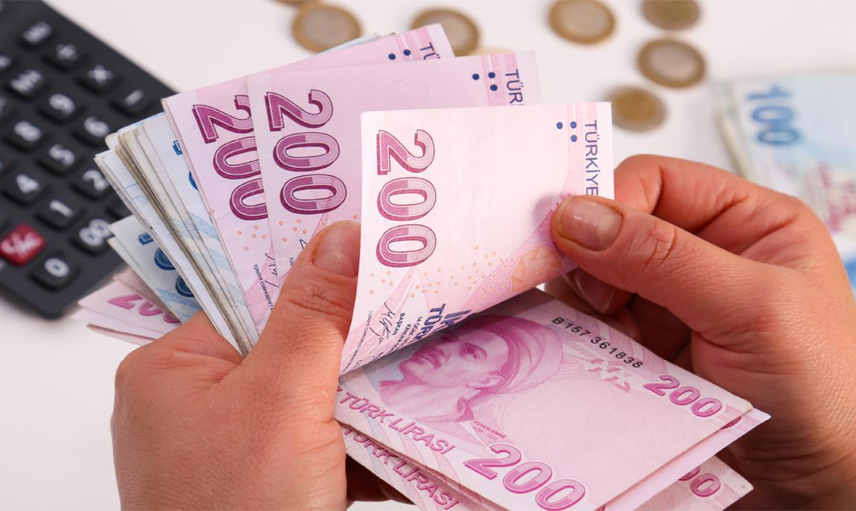 Üç banka peş peşe emekliye 50.000 TL verecek! ATM’ye giden parasını çekiyor