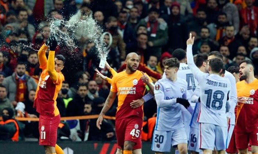 UEFA, Galatasaray'ın Avrupa Ligi'nde Barcelona ile oynadığı maçta yaşanan olaylara ceza kesti!