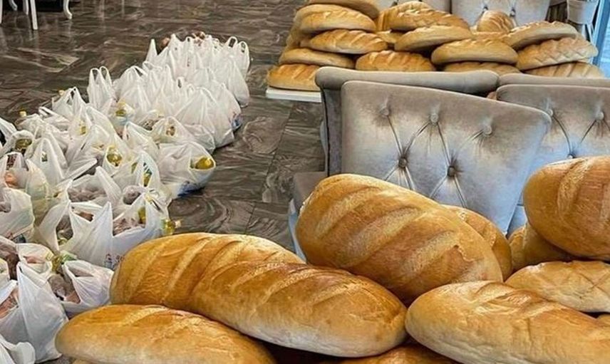 Ukrayna'da Azeri iş insanı halka ücretsiz ekmek ve yiyecek dağıttı! 'Türk her yerde Türk'