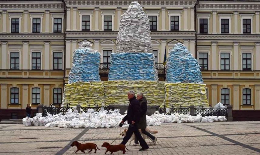 Ukrayna'da bulunan Kiev Prensesi Olga’nın heykeli kum torbalarıyla kapatılarak korumaya alındı