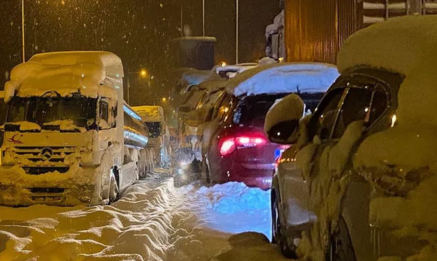 Ulaşıma Kar Engeli! Bolu Dağı Tünelinde Yüzlerce Araç Kara Gömüldü