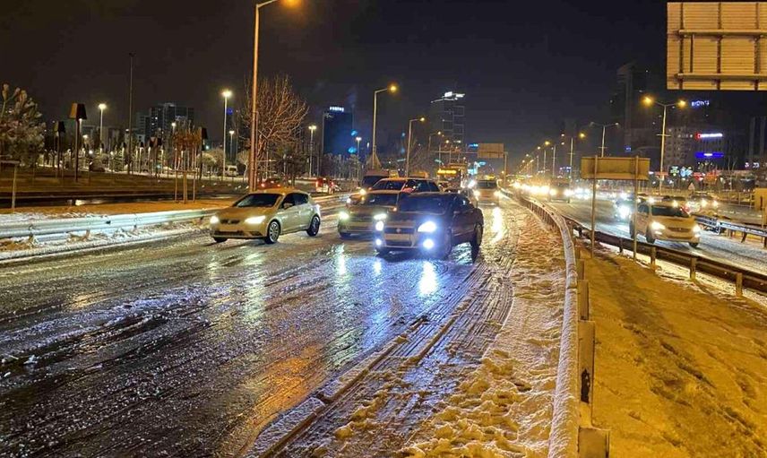İstanbul'da Kontak Kapatan İETT Otobüsü Yolcularını İndirdi