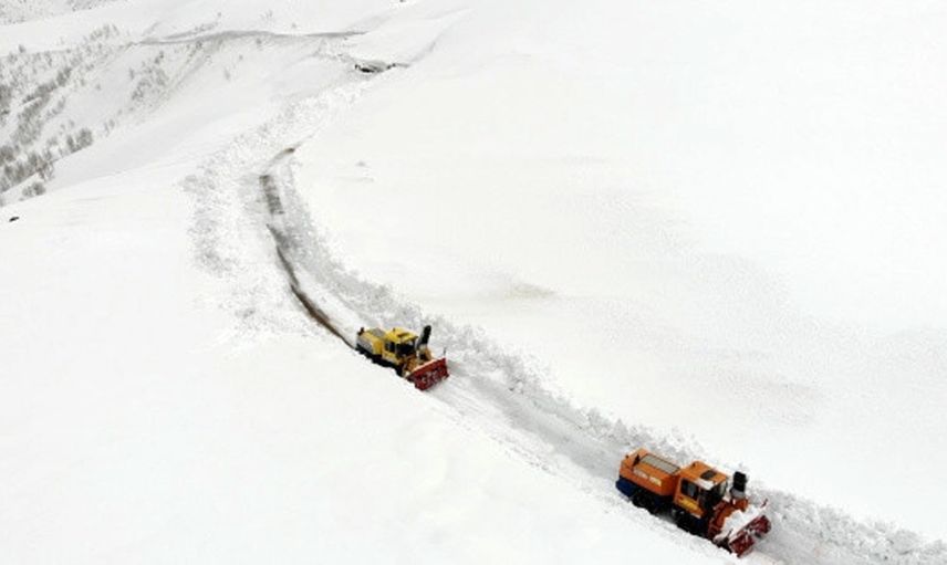 Muş'ta görenleri hayrete düşüren olay: 8 metre kar! Ülkemizin bir yanı bahar, bir yanı kar