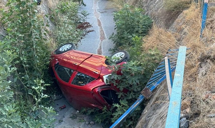 Ümraniye'de Araç Kazası: Dereye Düşen Sürücü Yaralandı