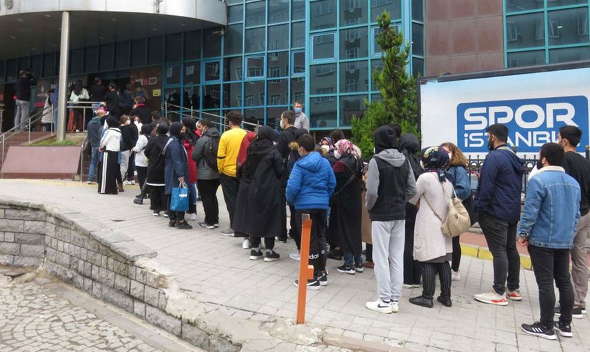 Ümraniye'de İstanbulkart için Metrelerce Kuyruk Oluştu!