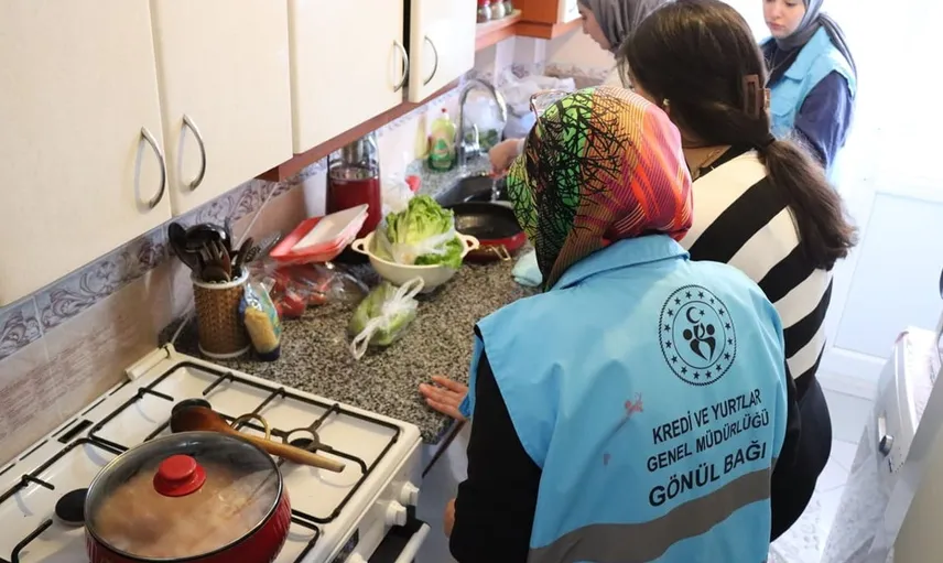 Üniversiteli Gönüllü Gençler Yaşlıların Yalnızlığını Gideriyor