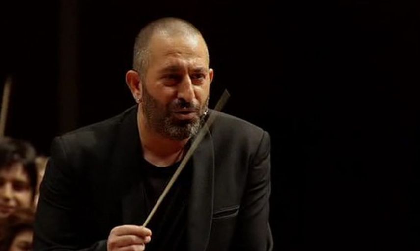 Ünlü Komedyen Cem Yılmaz Kaslı Kollarıyla Şov Yaptı