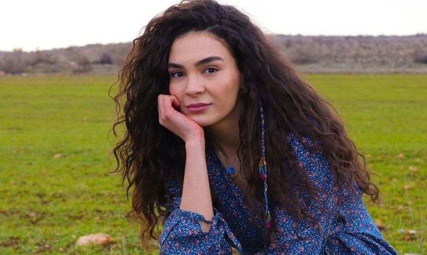 Ünlü Oyuncu Ebru Şahin’in Annesine Olan Benzerliği Hayranlarının Ağzını Açık Bıraktı!
