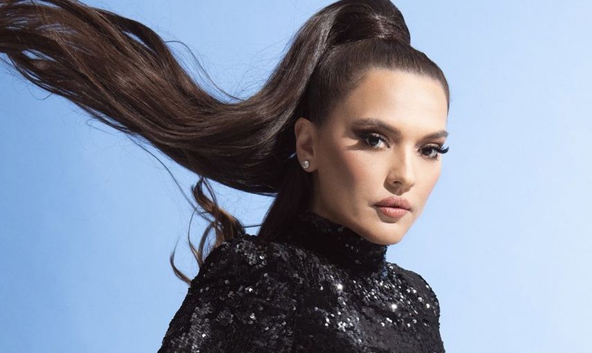 Ünlü Şarkıcı Demet Akalın Yıllardır Küs Olduğu Arkadaşı Ece Erken’in Ayaklarına Kapandı!