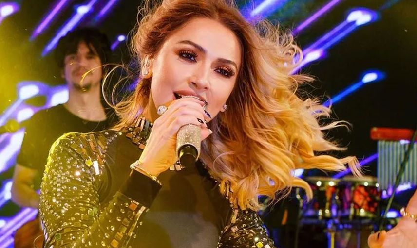 Ünlü Şarkıcı Hadise Sevgilisi Mehmet Dinçerler’i Öpücüklere Boğdu!