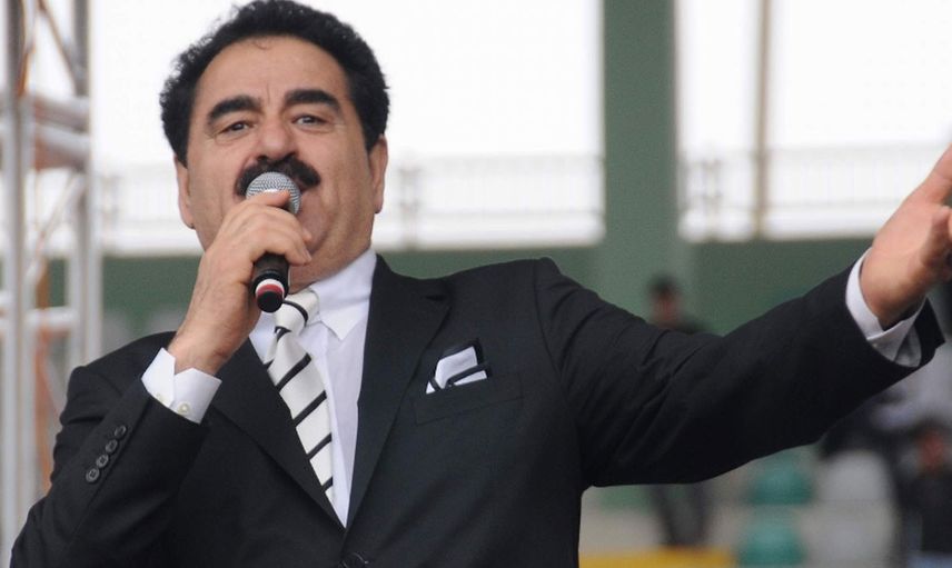 Ünlü Türkücü İbrahim Tatlıses Şarkı Söylerken Annesini Hatırlayınca Sahnede Çocuk Gibi Ağladı!