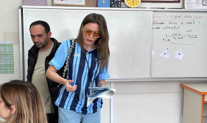 Ünlüler 31 Mart’ta sandık başında: Serenay Sarıkaya, Adana Demirspor formasıyla oy kullandı