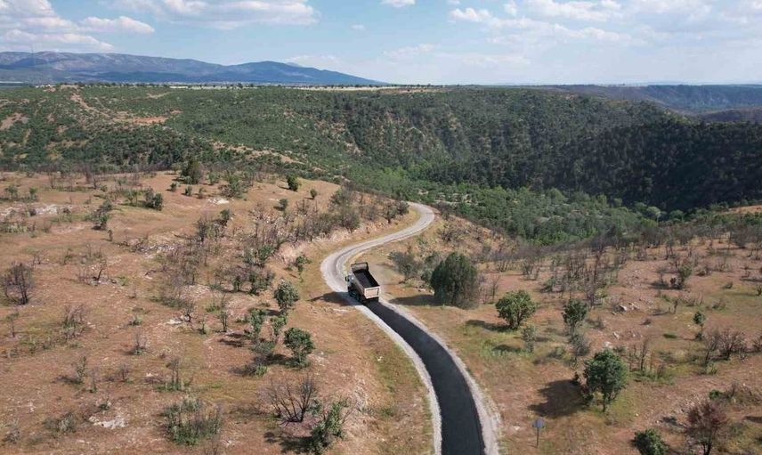 Uşak'ta köy yollarında asfalt serme çalışmaları devam ediyor
