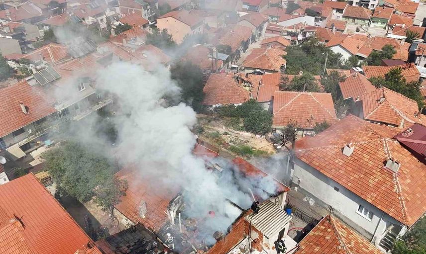 Uşak'ta tek katlı evde yangın meydana geldi