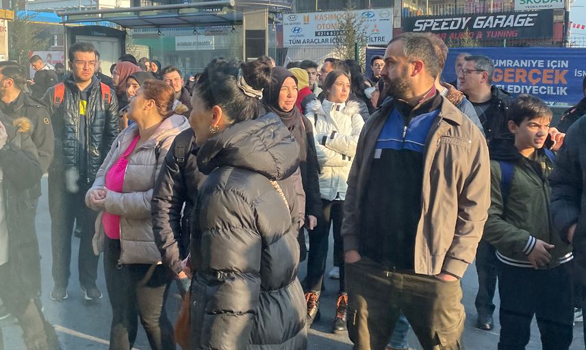 Üsküdar-Çekmeköy metrosu bozuldu: Vatandaşlar yolda kaldı, otobüs duraklarında uzun kuyruklar oluştu