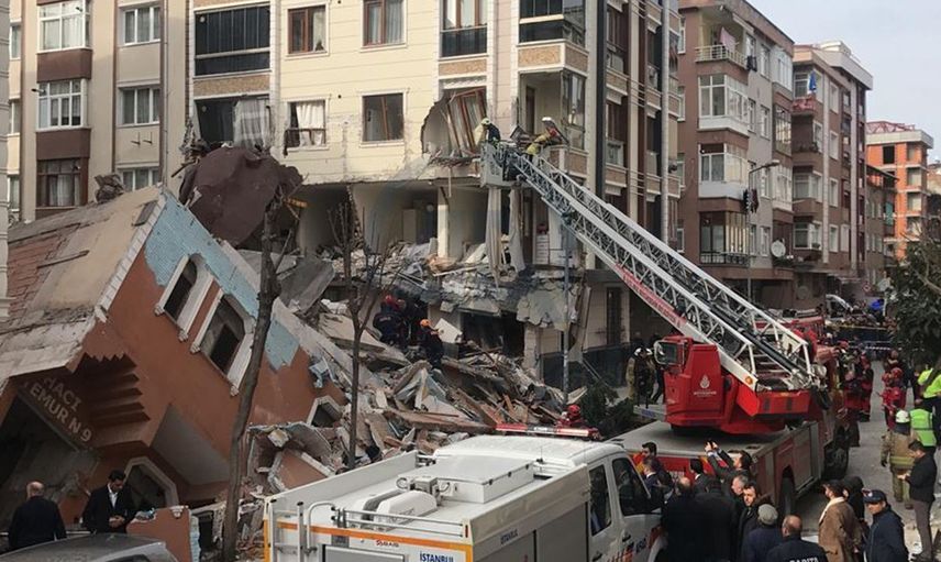 Üsküdar'da İki Katlı Ahşap Bina Çıkan Yangın Nedeniyle Çöktü