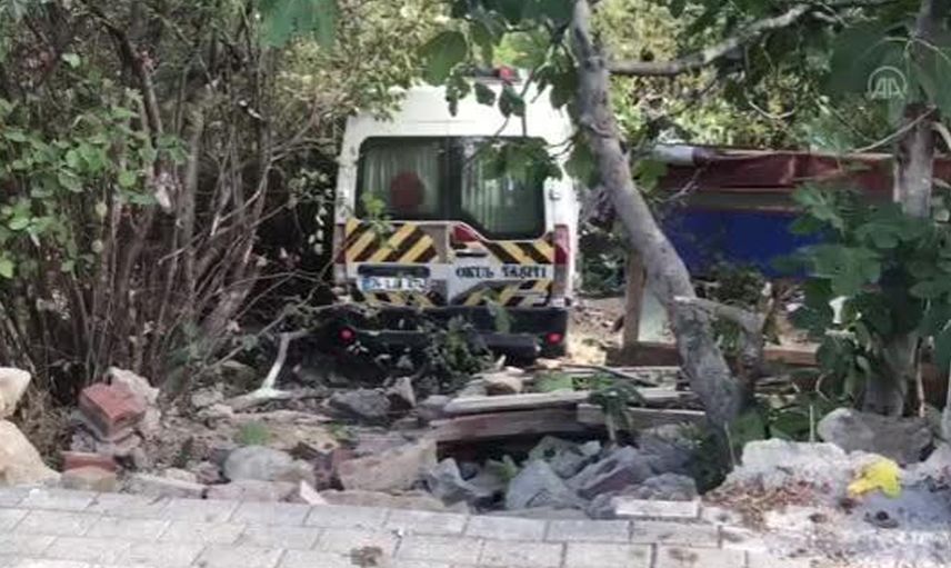Üsküdar’da Korkutan Kaza: Okul Servisi Evin Duvarına Çarptı