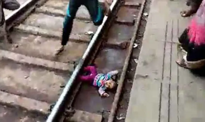 Üzerinden Tren Geçen Bebek Yara Almadan Kurtuldu 