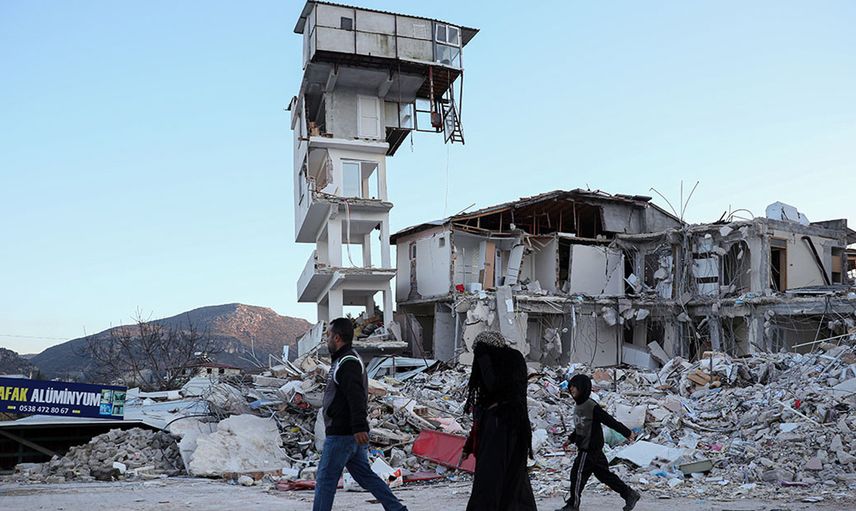Uzmanlardan depremzedelere uyarı: Evlerinizi kaptırmayın