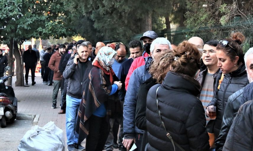 Uzun bekleyişin ardından EYT yasalaştı: Başvuru için akın ettiler