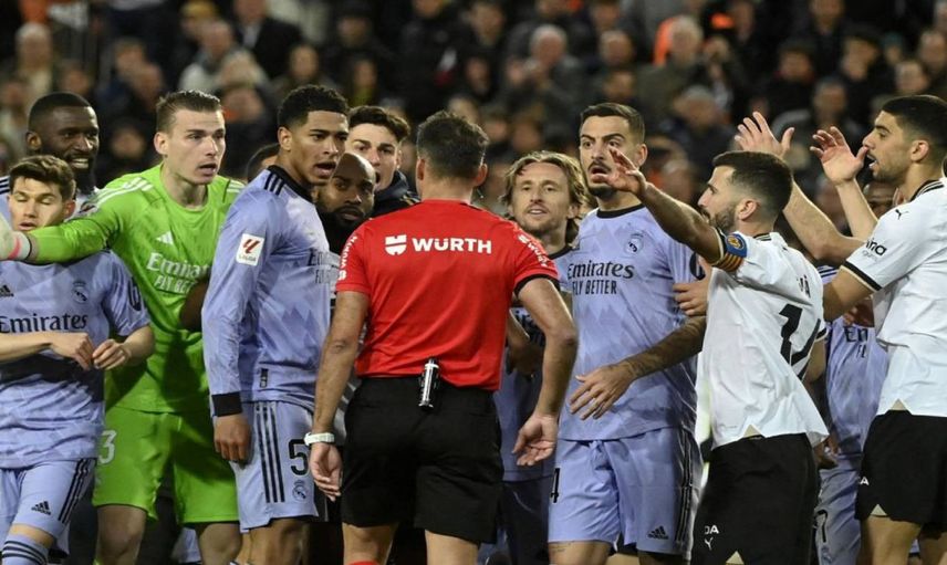 Valencia Real Madrid maçında şok eden pozisyon: Golden sadece 1 saniye önce maçı bitirdi