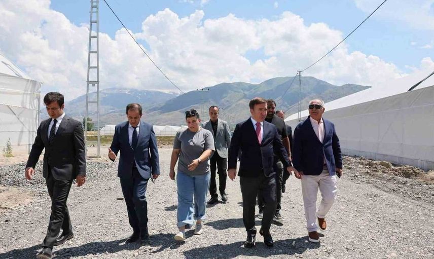 Vali Aydoğdu toplu sera bölgesi’nde üreticilerle buluştu