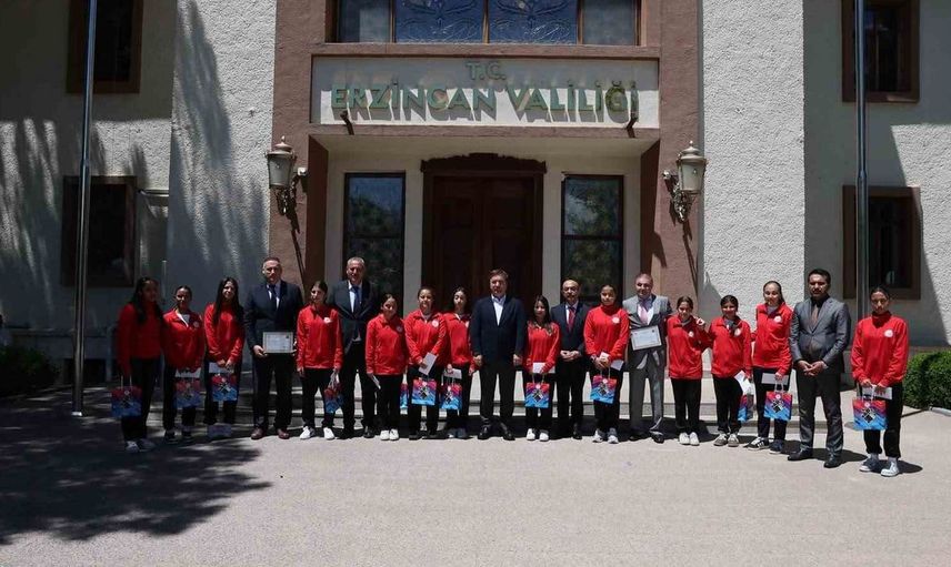 Vali Aydoğdu, Türkiye şampiyonasına hazırlanan futsal takımını ağırladı