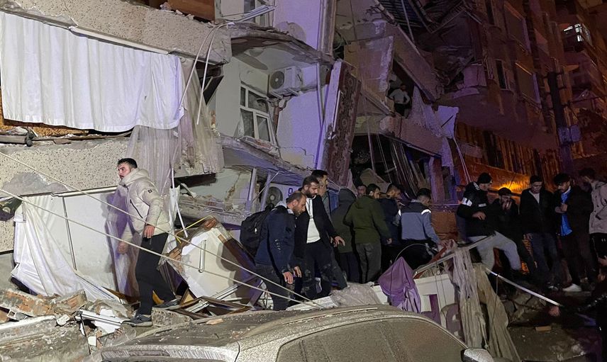 Valiliklerden açıklama: Peş peşe meydana gelen depremde 140 bina yıkıldı, çok sayıda ölü var