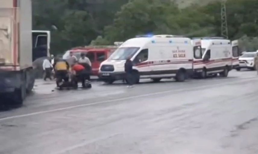 Van-Bitlis kara yolunda katliam gibi kaza: 2 kişi hayatını kaybetti, 30 kişi yaralandı