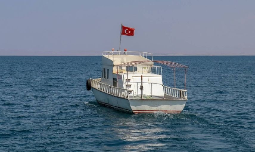 Van Gölü’nde ilk ağlar suya bırakıldı! İnci kefali av yasağı sona erdi
