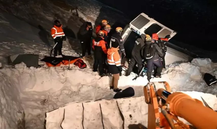 Van-Hakkari karayolunda çığ felaketi: Yolcu minibüsüne çığ düştü, 1 ölü!