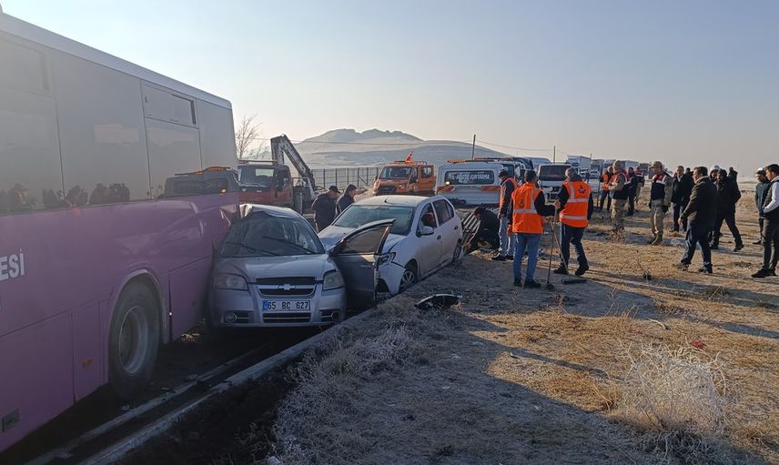 Van'da 50 araç birbirine girdi: Ölü ve yaralılar var