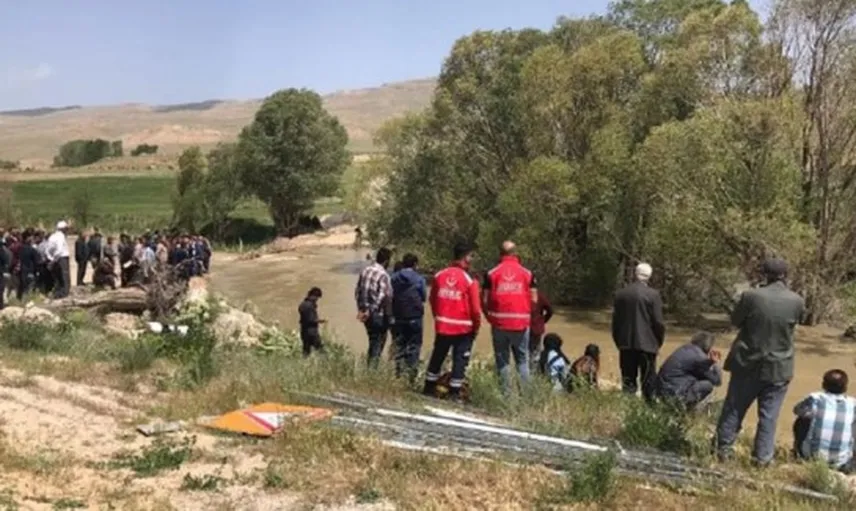 Van'da Balık Tutarken Dereye Düşen Genci Arama Çalışmaları Devam Ediyor