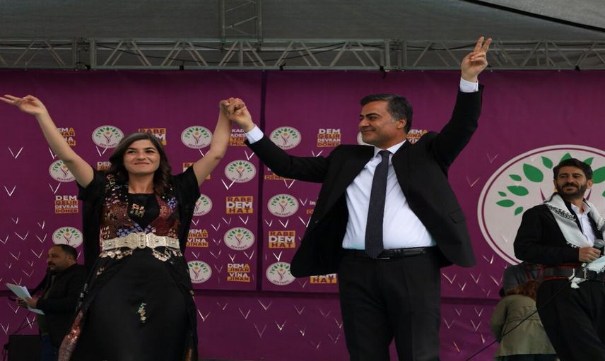 Hareketli dakikalar: Van'da başkanlık AK Parti'ye geçti