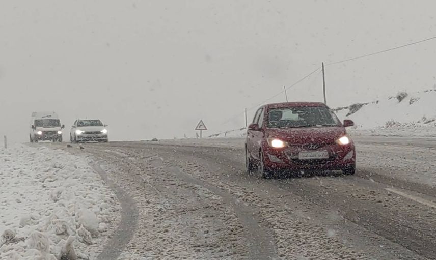 Van’da göz gözü görmedi: Kar yağışı ulaşımı felç etti