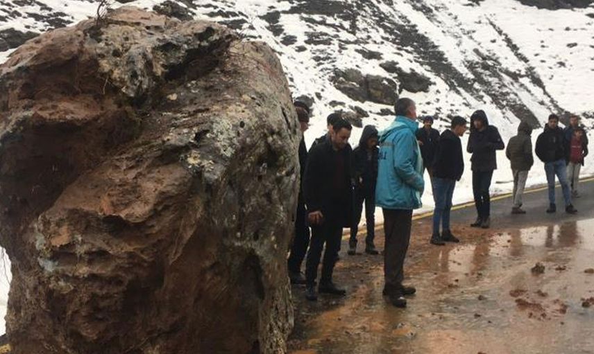 Van'da heyelan meydana geldi: Dev kaya parçalarının düştüğü yol ulaşıma kapandı!