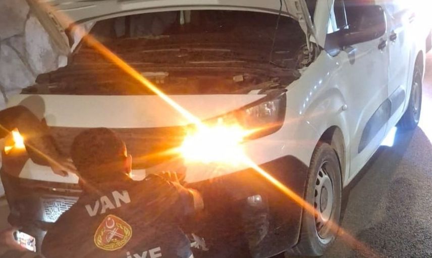 Van'da kamyonetin çarptığı köpek itfaiye ekipleri tarafından kurtarıldı