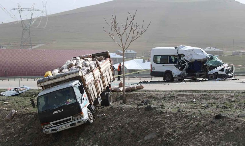 Van'da korkunç kaza! Kamyonet ve minibüs çarpıştı: 13 yaralı var!