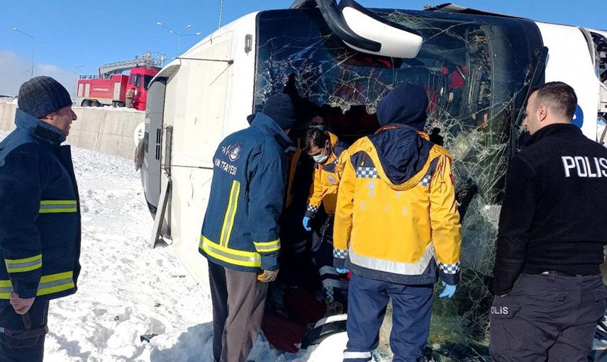 Van’da Korkutan Kaza: Buz Tutan Yolda Yolcu Otobüsü Devrildi