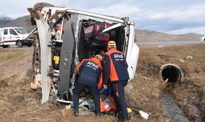 Van’da korkutan midibüs kazası: 27 yaralı