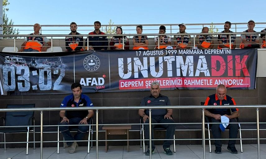 Van'da Marmara Depremi'nde Hayatını Kaybedenler Anıldı