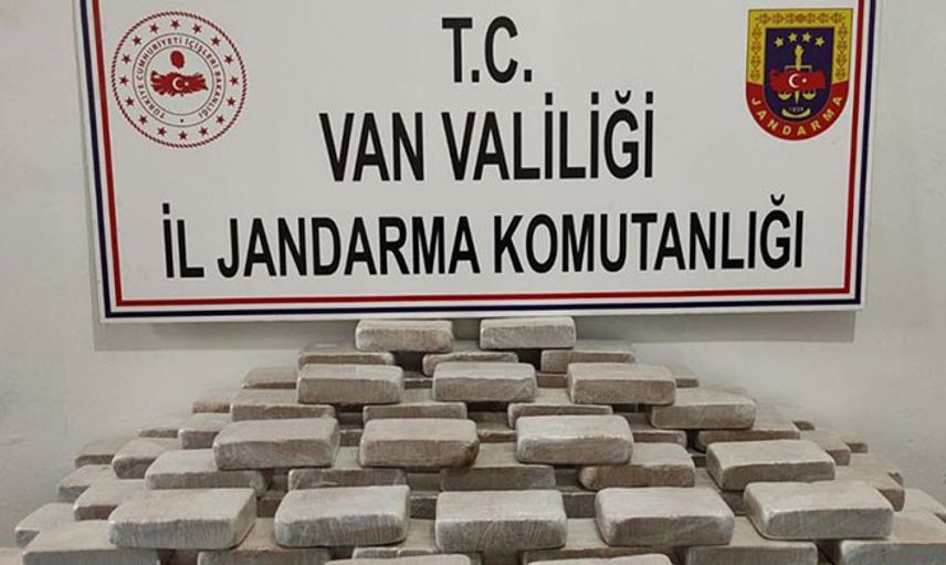 Van’da Ölü At Sırtında 102 Kilogram Uyuşturucu Ele Geçirildi