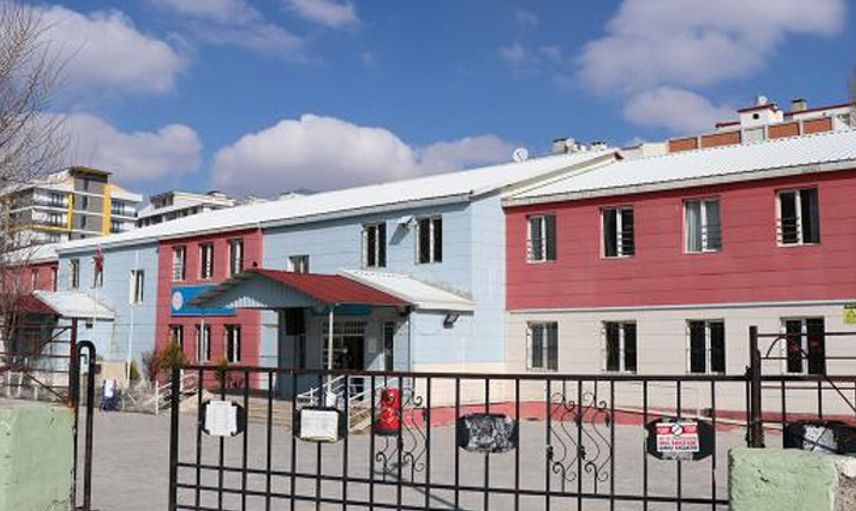 Van'da Vakalar Artıyor: Eğitime Ara Verildi, Mahalle Karantinaya Alındı