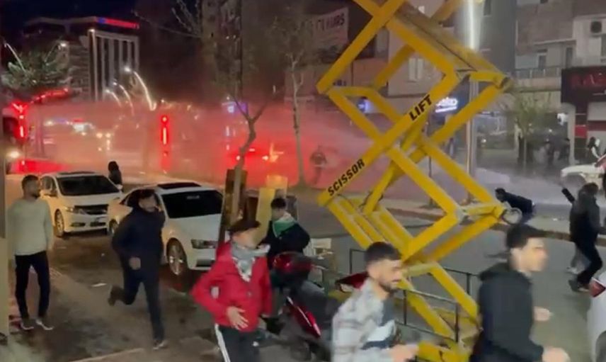 Van'dan sonra Batman'da da ortalık alevlendi: Terör örgütü yandaşları polise saldırdı