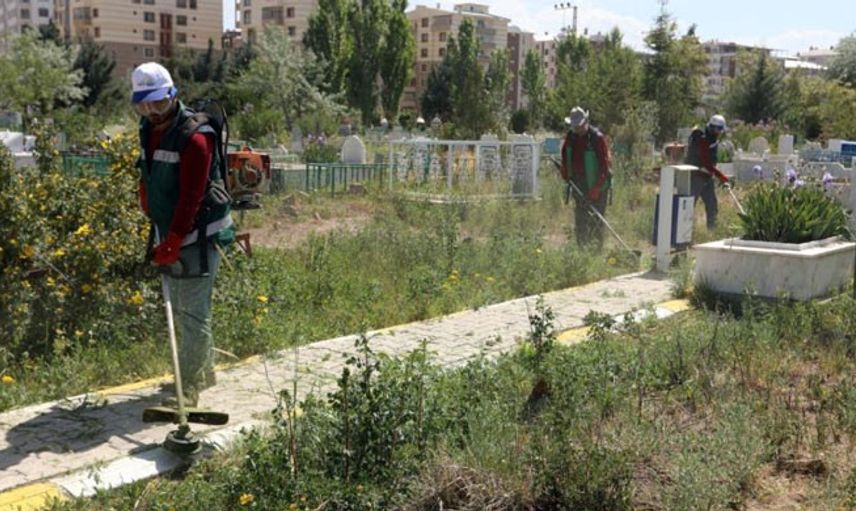 Van’daki Mezarlıklarda Temizlik Çalışması Başlatıldı