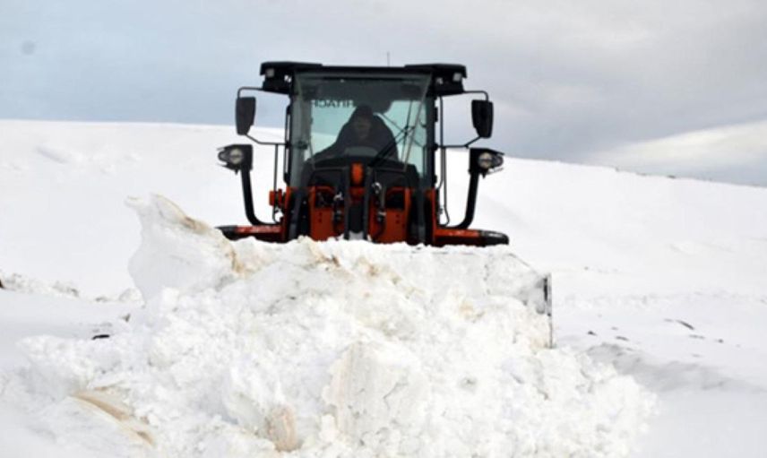 Vatandaşlar bu kez Mayıs’ta kapıdan baktı: Kar kalınlığı 10 metreye ulaştı
