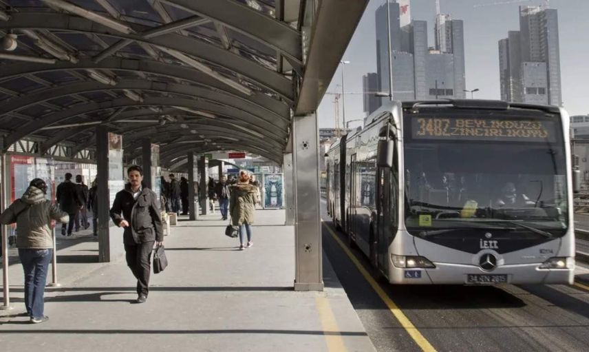 Vatandaşlar dakikalarca bekledi: Belediye çalışanına metrobüs tepkisi