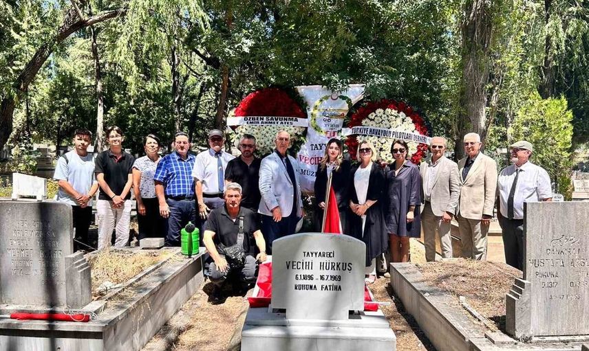 Vecihi Hürkuş kabri başında anıldı